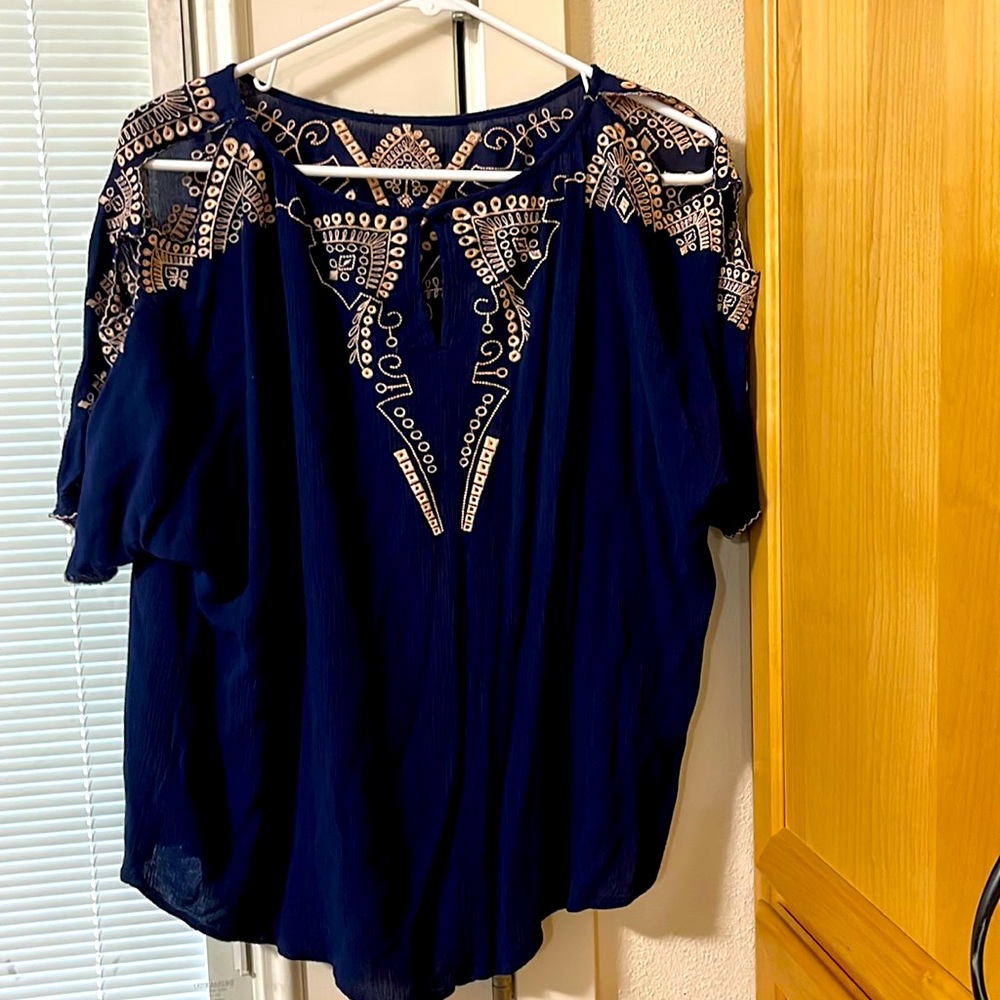 Alya Brand Top. Size Medium.